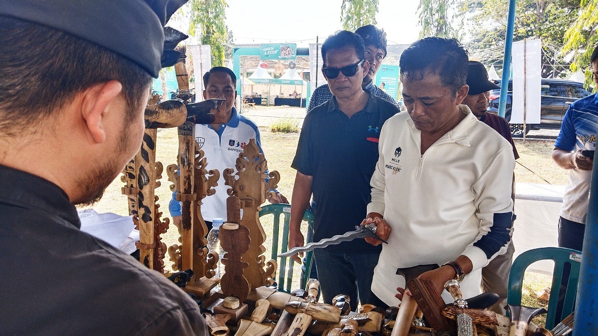 GAIRAHKAN EKONOMI: Bupati Loteng Lalu Pathul Bahri saat meninjau stan keris di Mandalika Expo 2023 di halaman eks kantor bupati, Praya, Jumat (20/10).