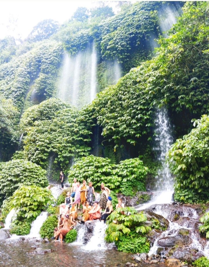 Belasan wisatawan mancanegara berswafoto dengan latar Air Terjun Benang Kelambu di Dusun Pemotoh, Desa Aik Berik, Kecamatan Batukliang Utara, Loteng, belum lama ini.