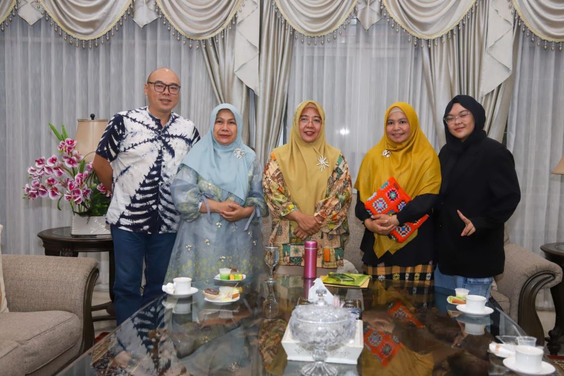 AUDIENSI: Penjabat (Pj) Ketua Dewan Kerajinan Nasional Daerah (Dekranasda) NTB Hj Lale Prayatni Gita Ariadi (tengah) saat menerima audiensi APPMI NTB, belum lama ini.