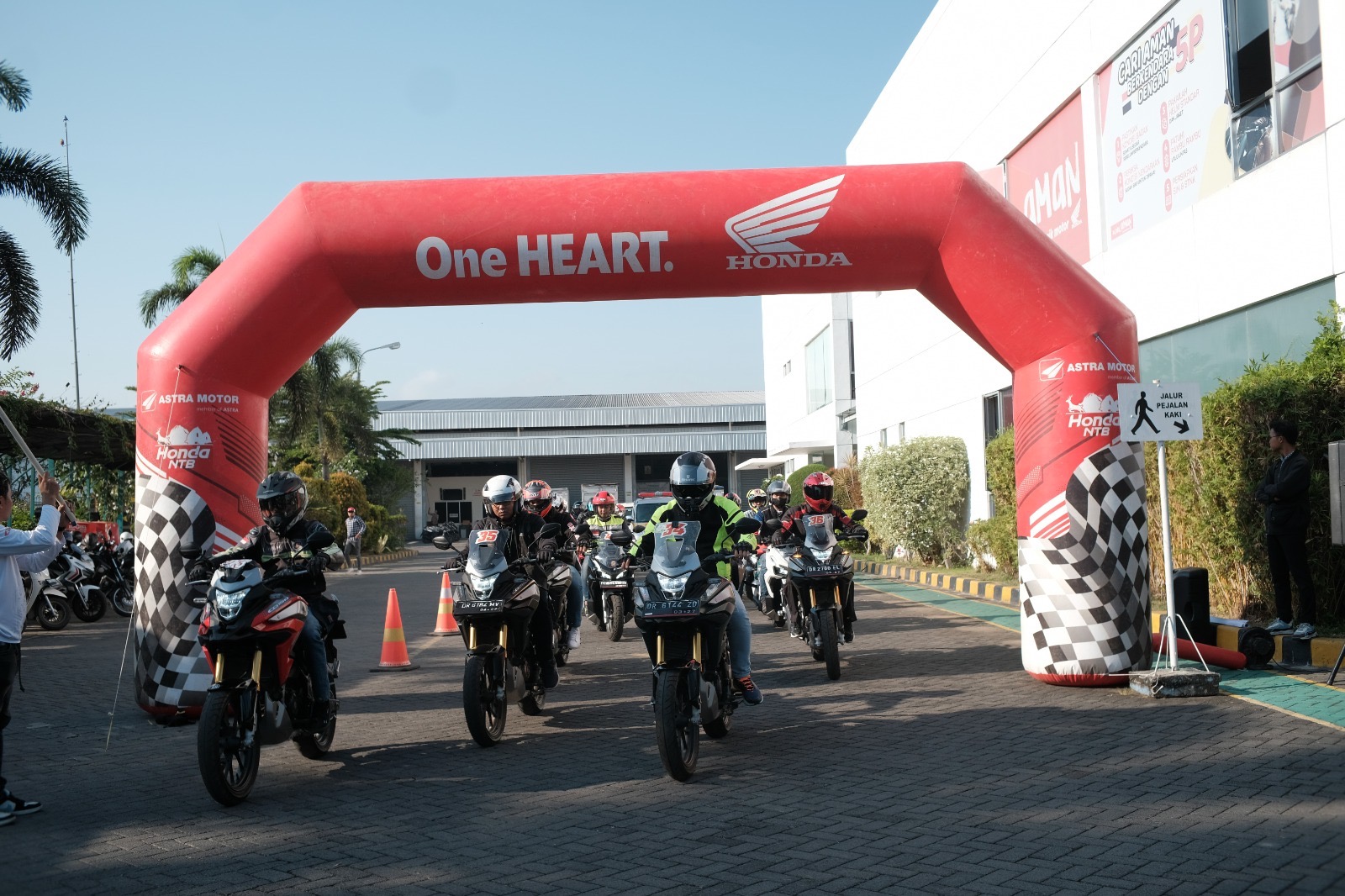 Cari aman : touring dengan mengutamakan keselamatan. (Honda for Lombok Post)