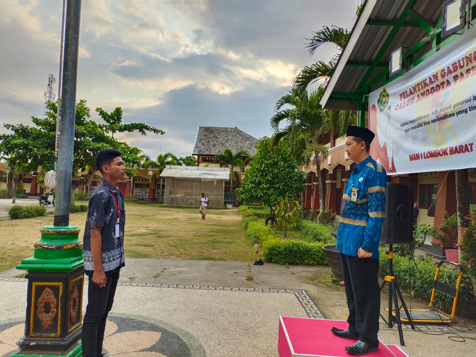 LATIHAN: Kepala MAN Lobar H Abdul Azis Faradi menjadi pembina pada latihan gabungan Paskibraka Lombok Barat di halaman madrasah, belum lama ini.