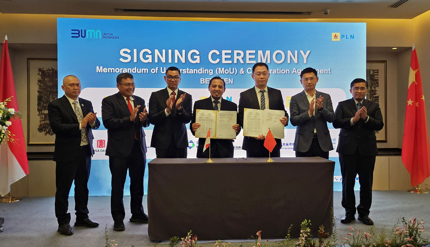 Dirut PLN Darmawan Prasodjo (tiga dari kiri) bersama jajarannya di acara Indonesia-China Business Forum di Beijing.