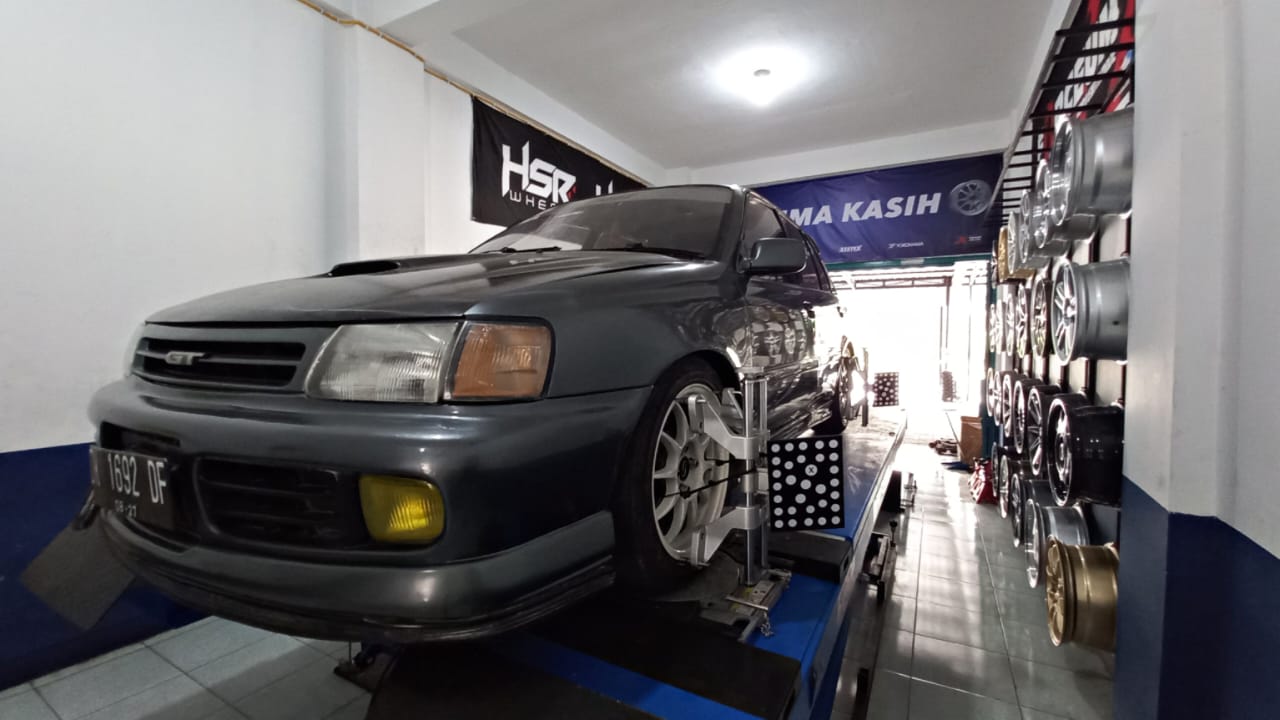 Canggih : Proses Spooring di Xtatic Racing Lombok menggunakan teknologi 3D.  (Galih/Lombok Post)