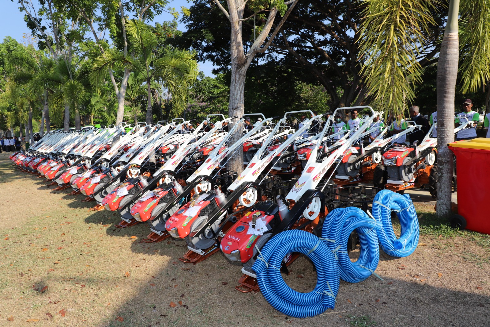 BANTUAN: Handtraktor bantuan pemerintah yang disalurkan saat apel syukur ke-10 di kantor Bupati KSB. (IST/LOMBOK POST)