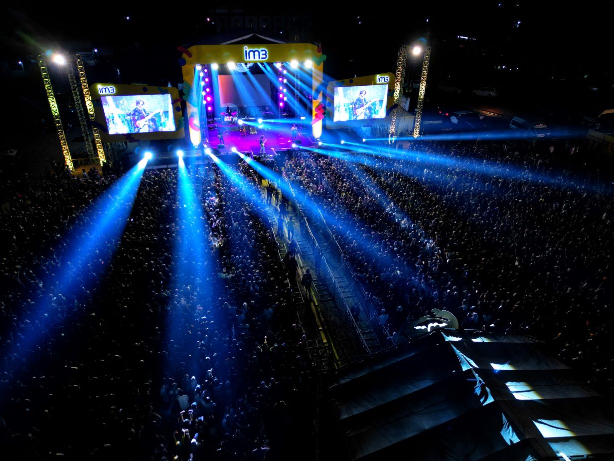 Konser Musik Collabonation Tour Sumbawa Besar yang diselenggarakan di Lapangan Cendrawasih Brang Biji menghadirkan musisi kenamaan tanah air seperti Fiersa Besari, Idgitaf, dan Amtenar.