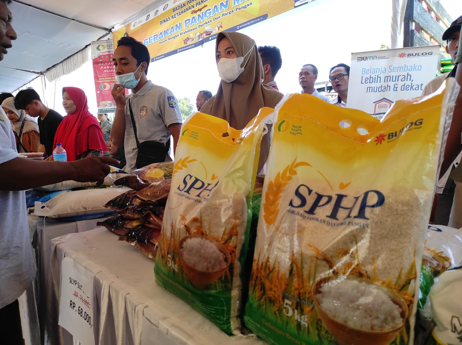 BERAS SPHP: Beras SPHP Bulog NTB yang dihadirkan dalam gerakan pangan murah di Lapangan Karang Pule, beberapa waktu lalu. (FERIAL/LOMBOK POST)