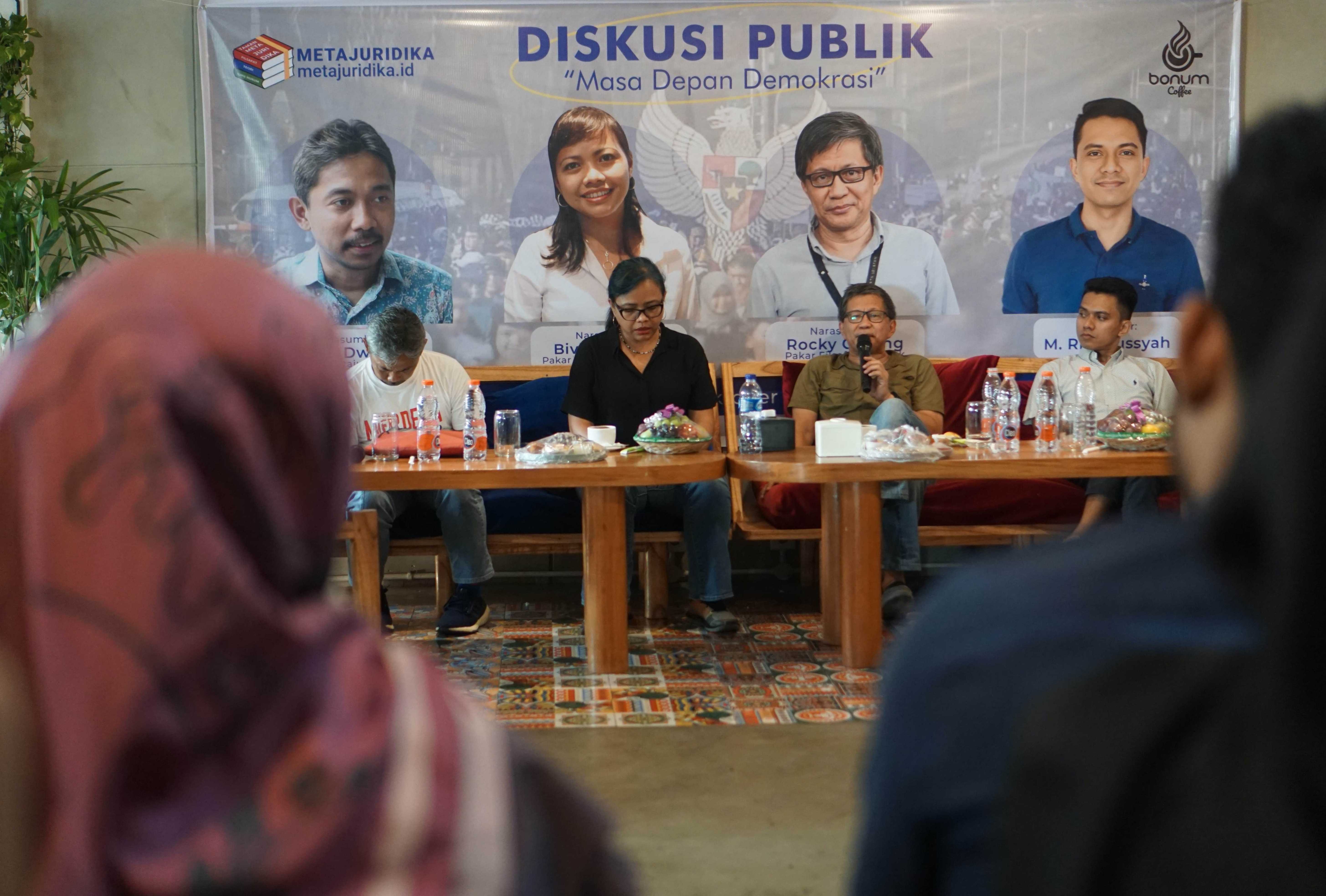 Rocky Gerung (dua dari kanan) bersama pakar hukum tata negara Bivitri Susanti (tiga dari kanan) dalam diskusi publik bertajuk &lsquo;masa depan demokrasi&rsquo; yang digelar Metajuridika di Mataram, Sabtu (21/10)