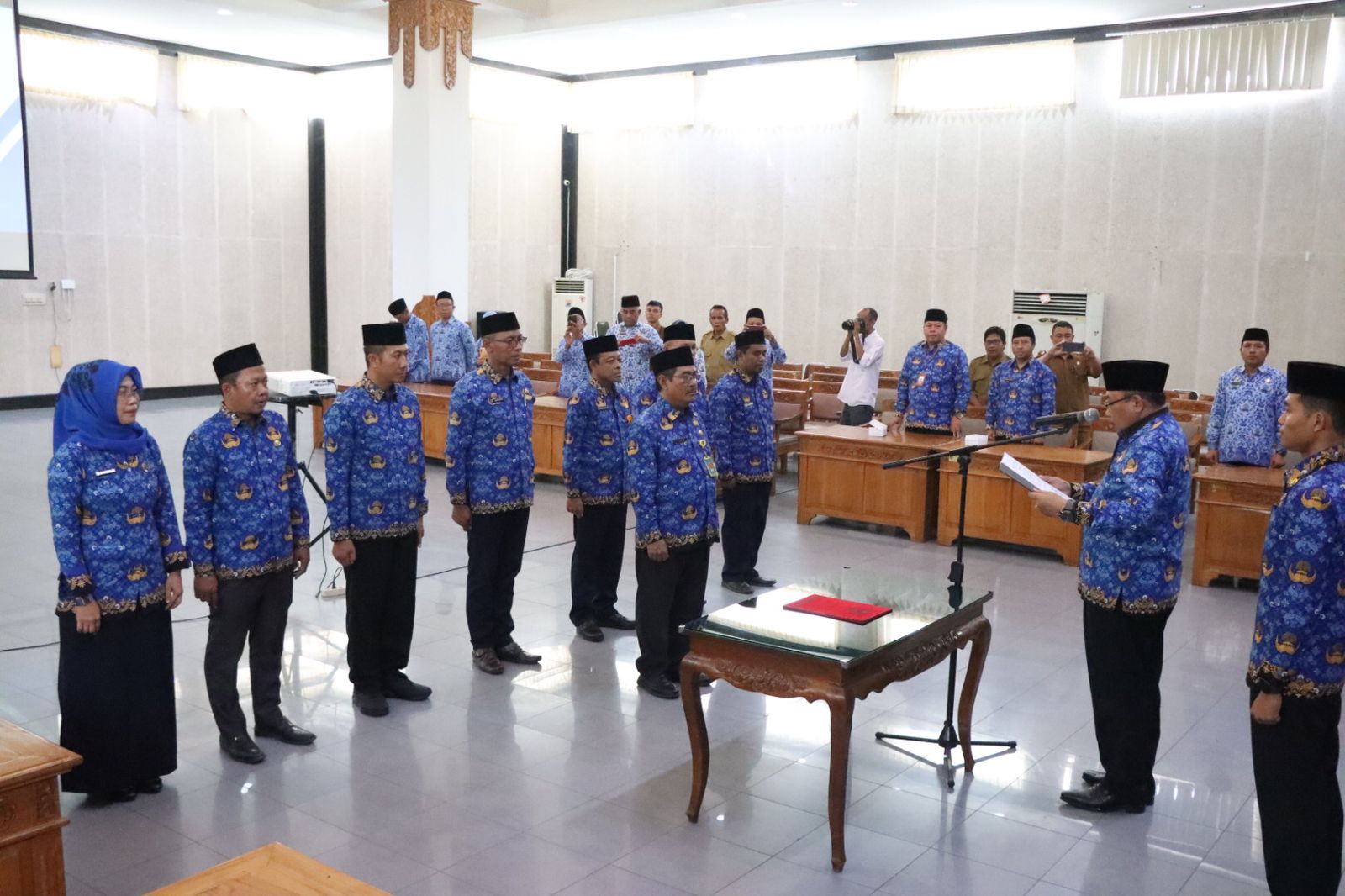 RESMI: Dewan Pengurus KORPRI Lobar dikukuhkan di Aula Kantor Bupati kemarin. Pengukuhan dipimpin Lalu Gita Aryadi. (HABIBUL ADNAN/LOMBOK POST)