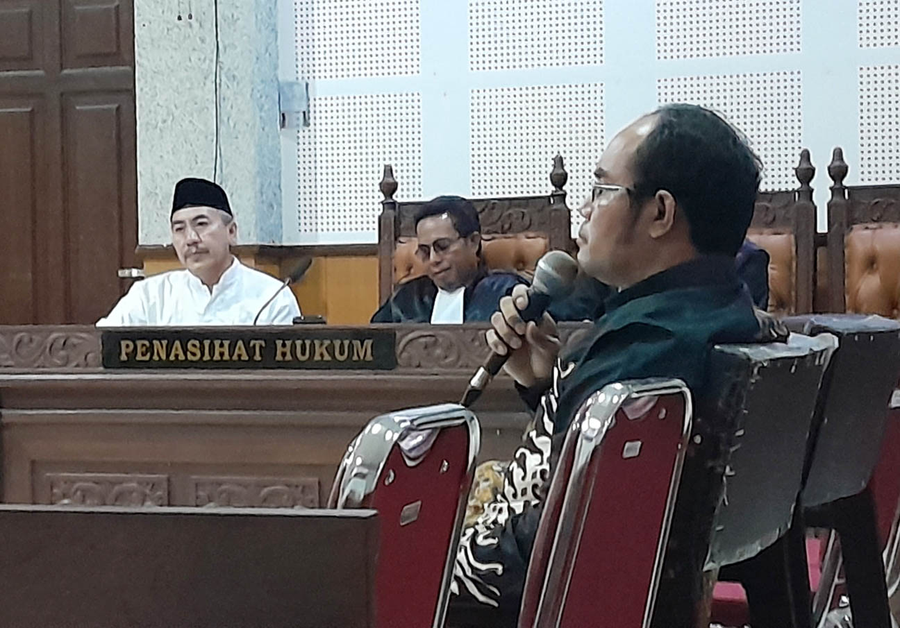 Saksi ahli bahasa dari Universitas Samawa Dr Juanda saat memberikan kesaksiannya dalam sidang kasus dugaan korupsi dengan terdakwa mantan Direktur RSUD Sumbawa dr Dede Hasan Basri di Pengadilan Tipiko