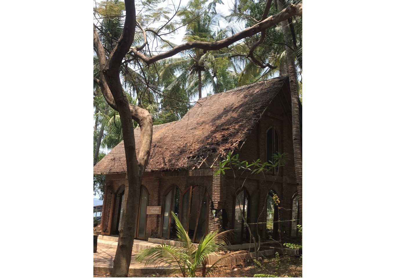 TERDAMPAK GEMPA: Salah satu bangunan yang terdampak Gempa 2018 silam yang masih berdiri namun rusak parah ada di Pemenang, KLU.(NURUL/LOMBOK POST)