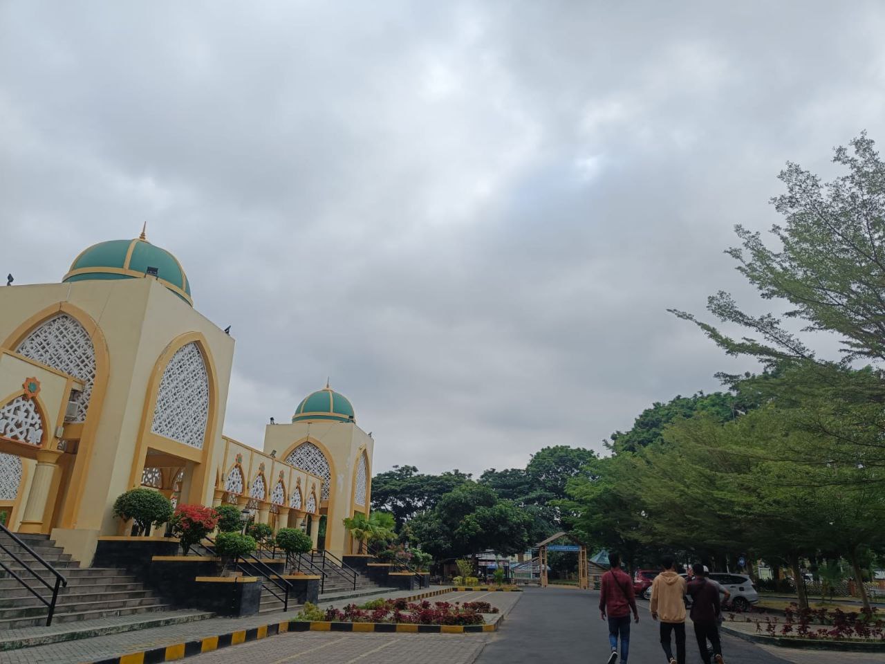 Langit Kota Mataram terlihat mendung hingga sekitar pukul 9 pagi.