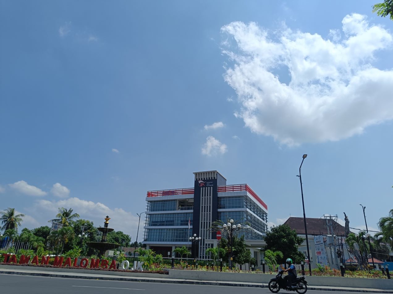 MULUS: Pengendara melintas di jalan depan taman MalombaOJK, kemarin (23/10).