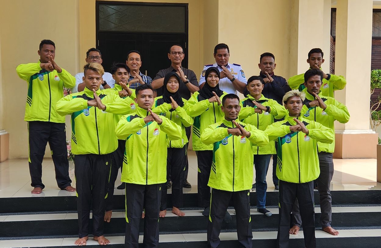 LEPAS: Ketua Pengprov WI NTB Mohan Roliskana bersama atlet-atlet wushu NTB sebelum berangkan mengikuti Pra-PON, Senin (23/10).