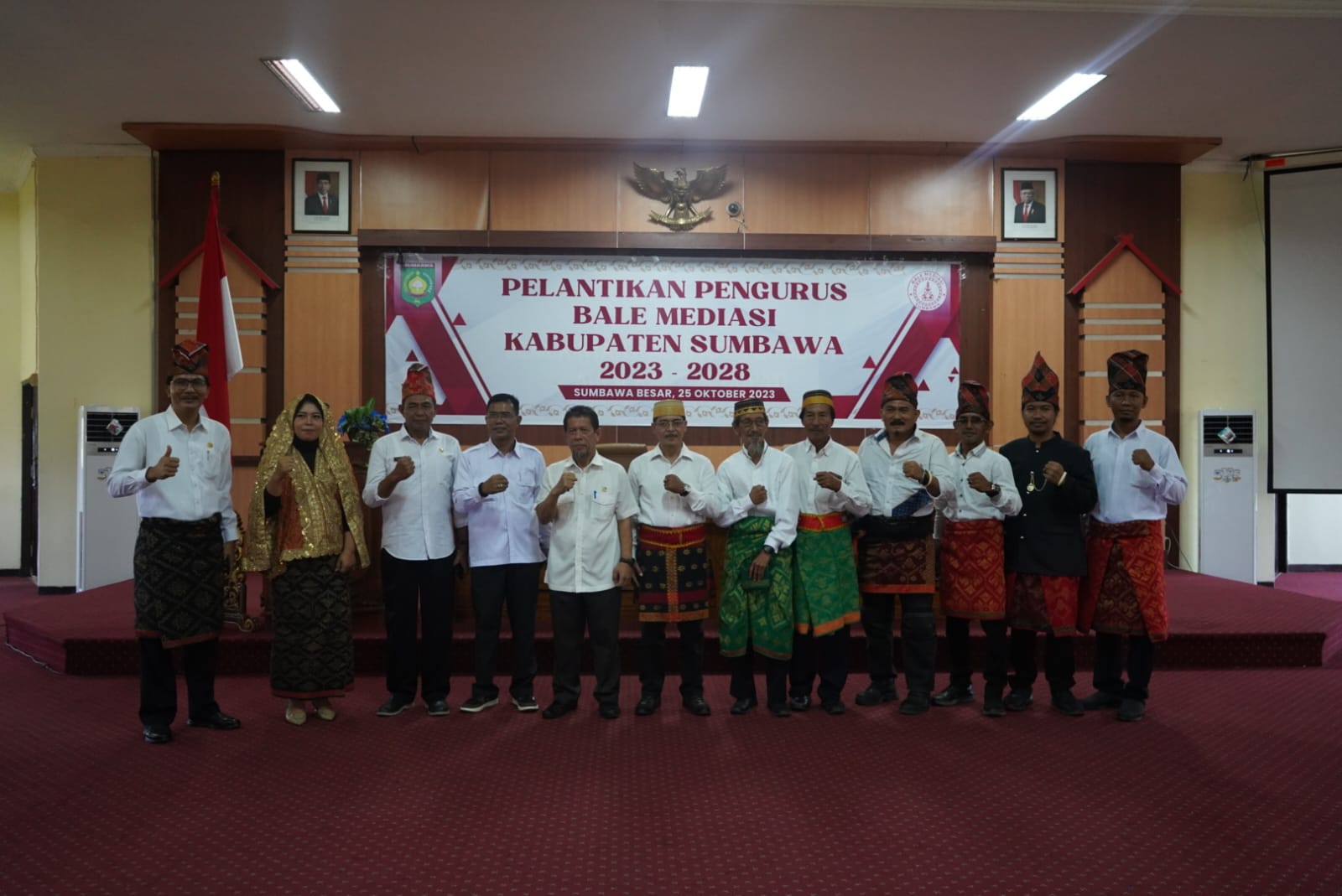 DILANTIK: Pengurus Bale Mediasi Sumbawa periode 2023-2028 dilantik di lantai 3 kantor Bupati Sumbawa.(ABET/LOMBOK POST)