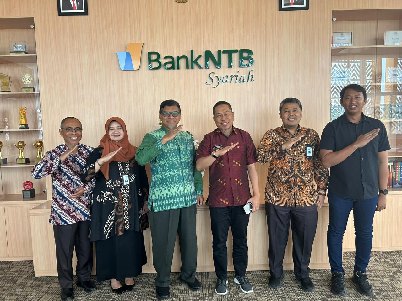 FOTO BERSAMA: Pj Wali Kota Bima  Mohammad Rum berfoto bersama dengan Direktur PT Bank NTB Syariah dan jajarannya usai rapat koordinasi. (DISKOMINFO KOTA BIMA FOR LOMBOK POST)