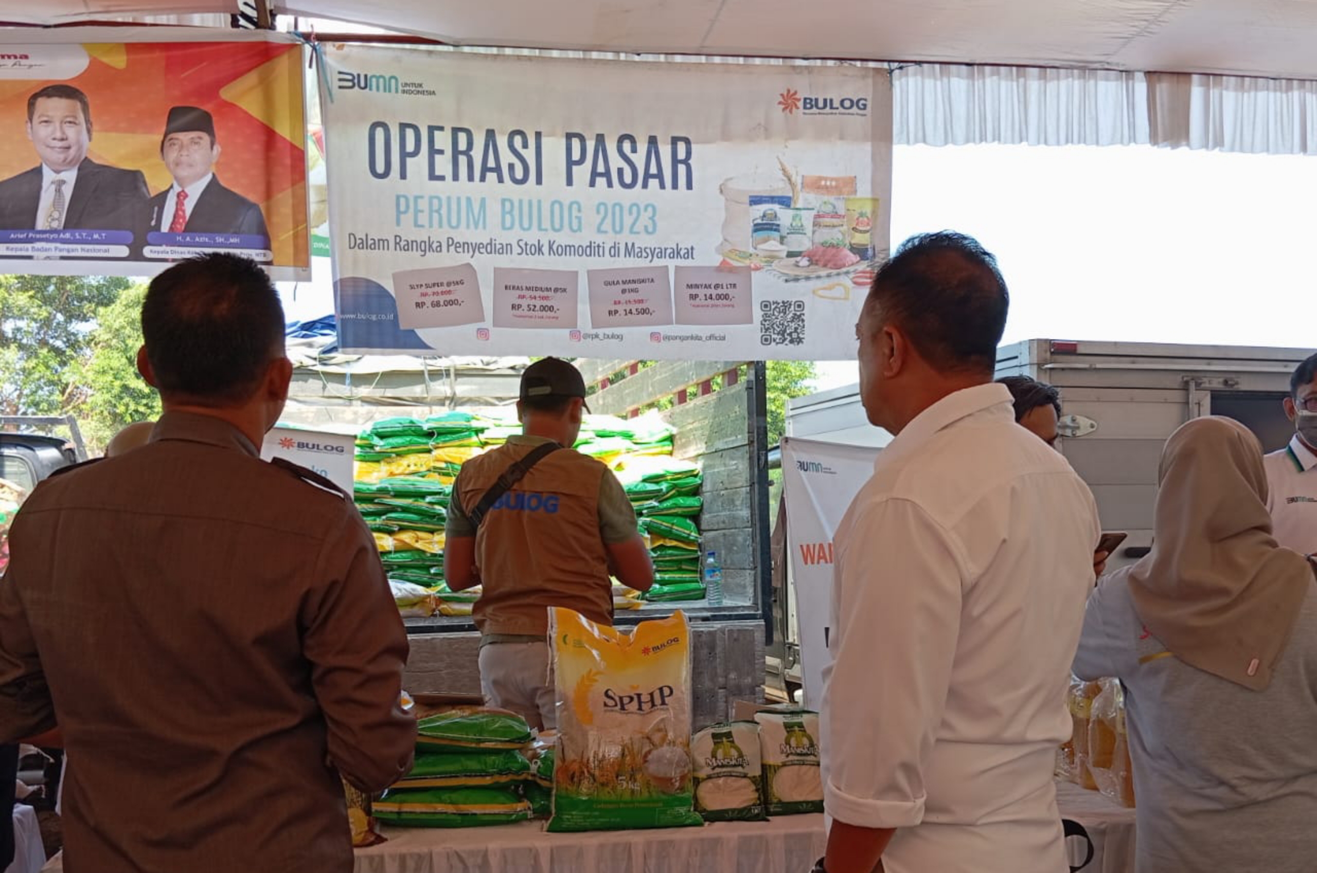 BERAS SPHP: Beras SPHP yang dihadirkan Bulog NTB dalam kegiatan pasar murah, belum lama ini.(FERIAL/LOMBOK POST)