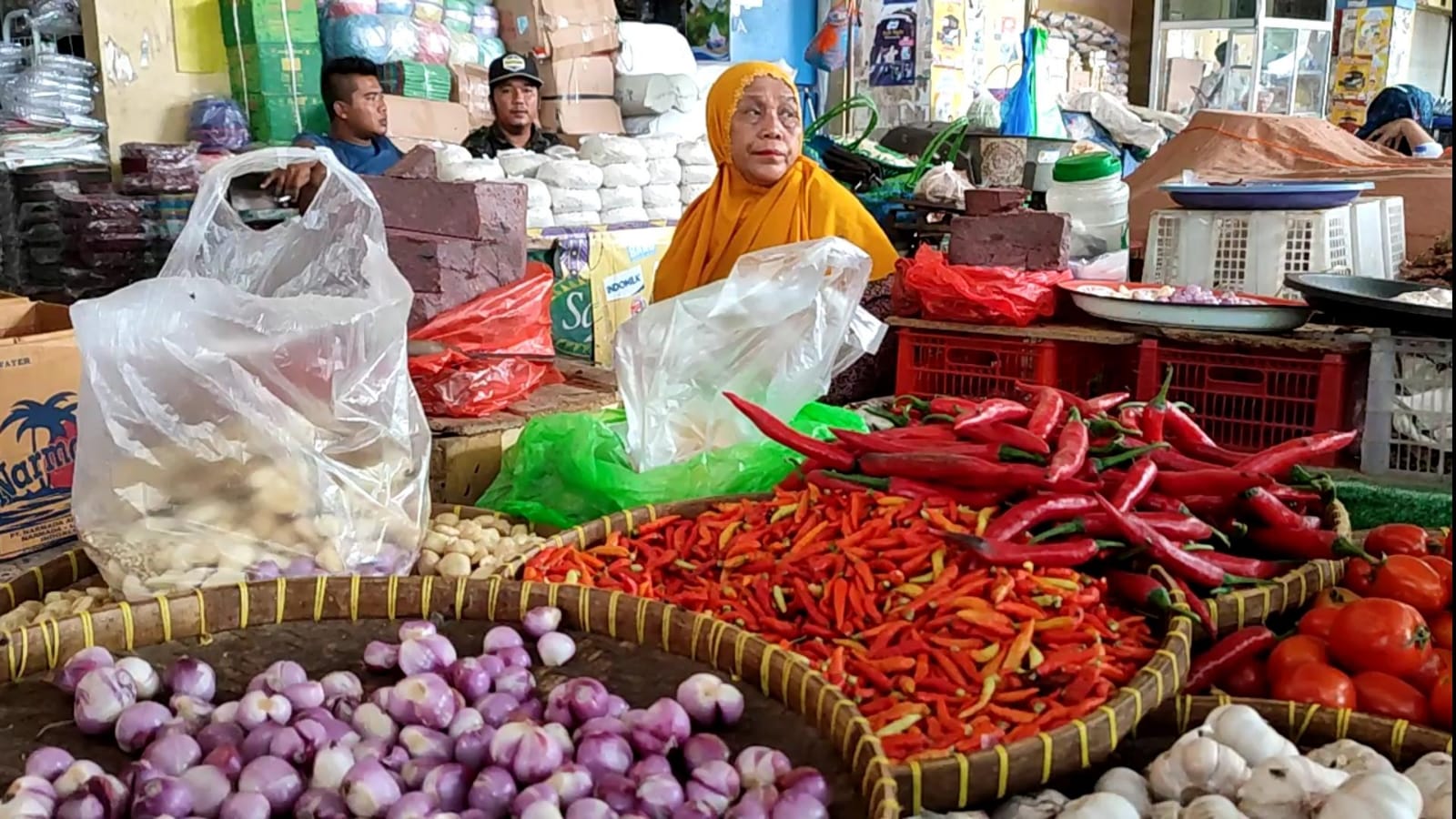 HARGA MELAMBUNG TINGGI: Salah satu pedagang cabai menunggu pembeli di Pasar Mandalika, Bertais, Sandubaya, Kota Mataram, Rabu (25/10/23).