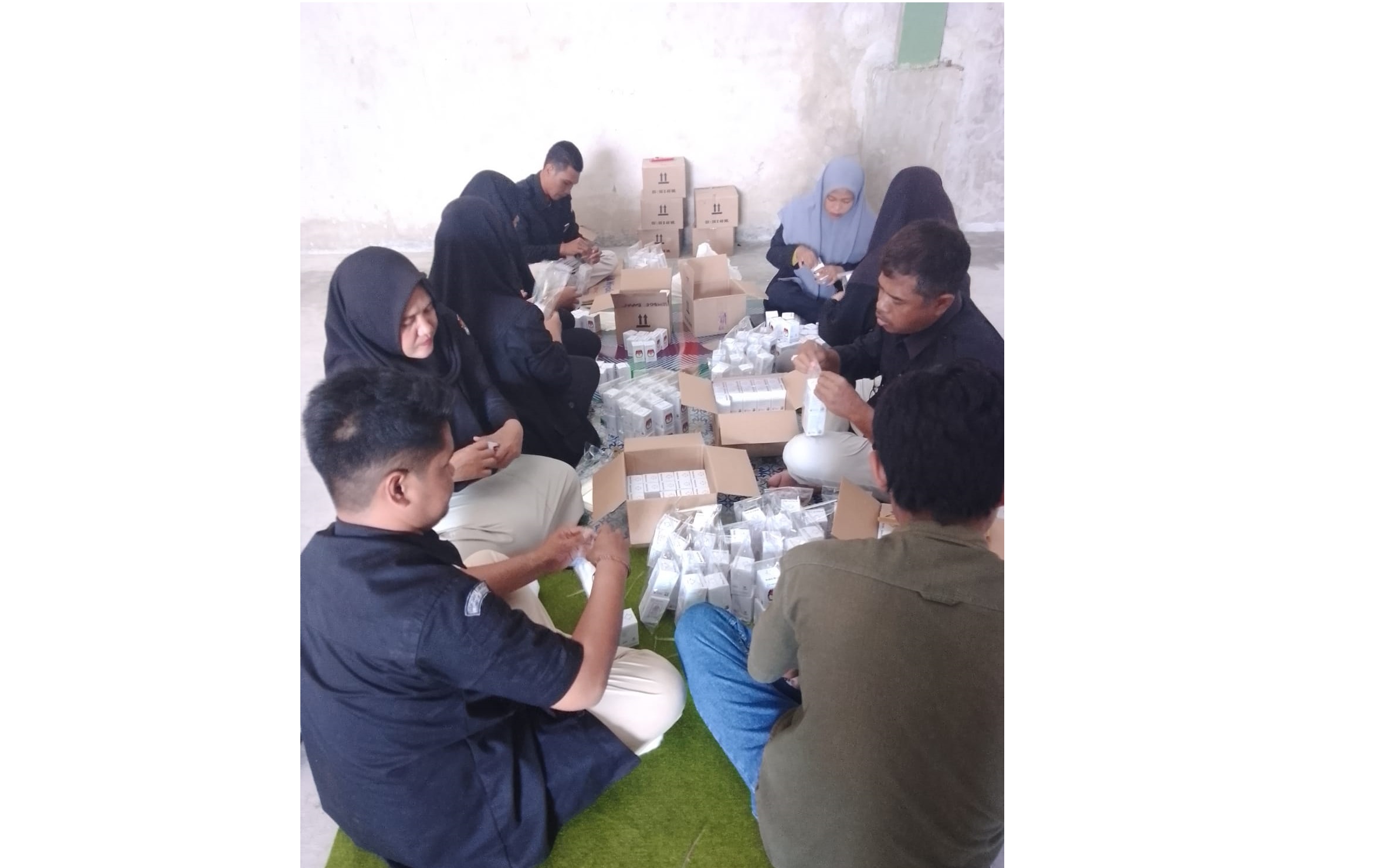SUDAH DITERIMA: Petugas mengemas tinta yang dikirim KPU RI. Logsitik ini akan disimpan di gudang KPU Lobar. (HABIBUL ADNAN/LOMBOK POST)