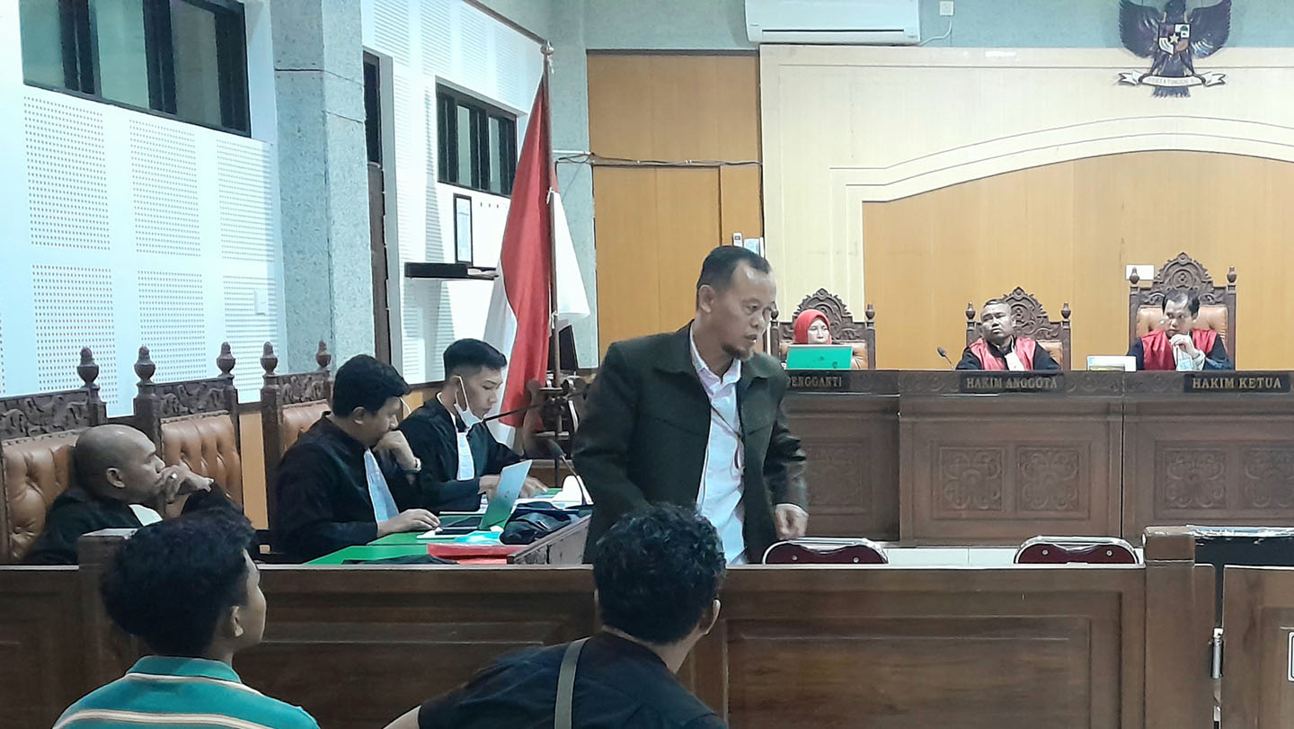 Saksi ahli dari LKPP Nosin (berdiri) memberikan keterangan dalam lanjutan sidang perkara dugaan korupsi pengadaan alat metrologi Disperindag Dompu di Pengadilan Tipikor Mataram, Kamis (26/10).