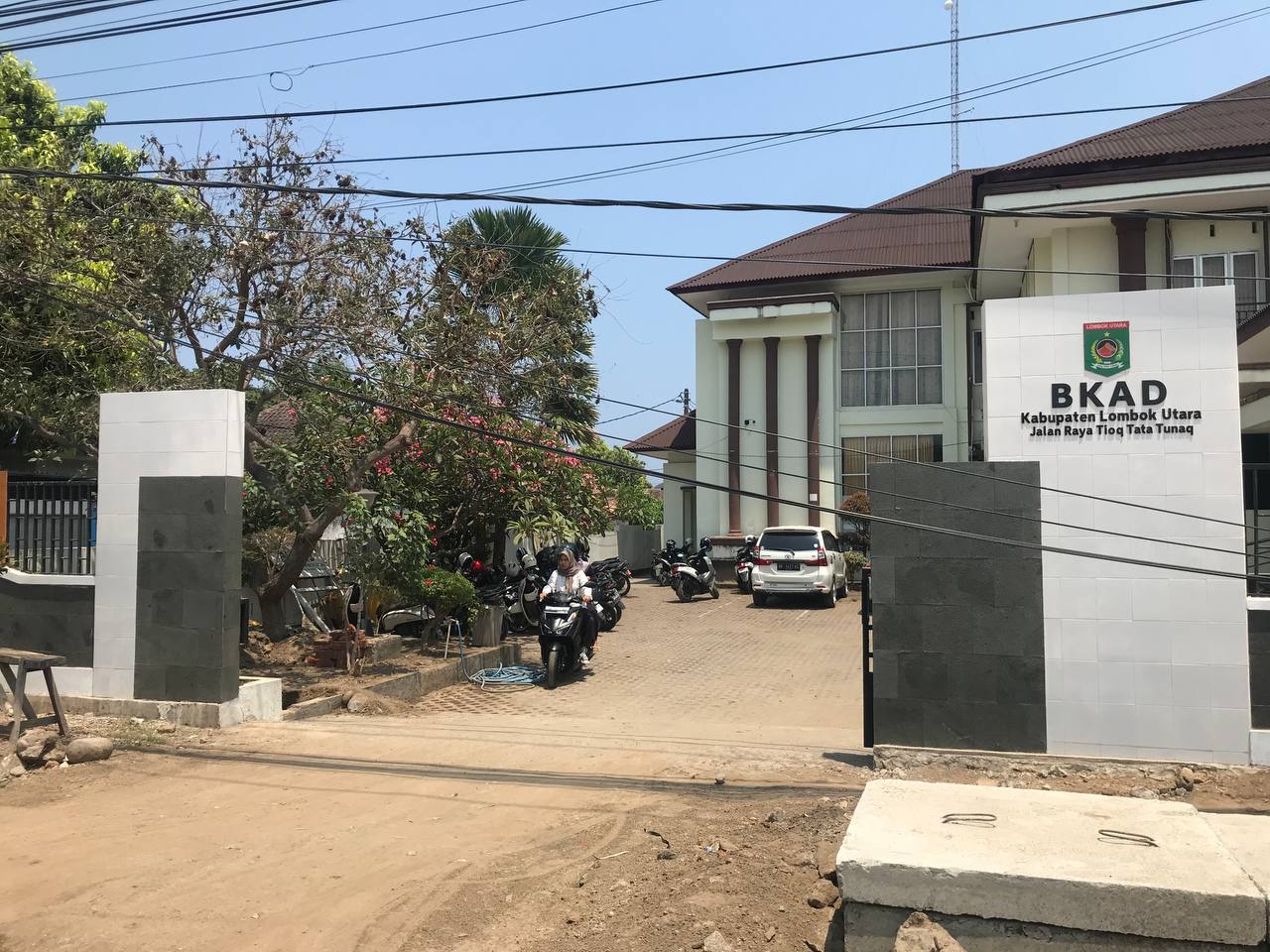 ASET DAERAH: Beberapa masyarakat usai mengurus keperluan dari salah satu dinas, di Kecamatan Tanjung, Rabu (25/10).  (NURUL/LOMBOK POST)