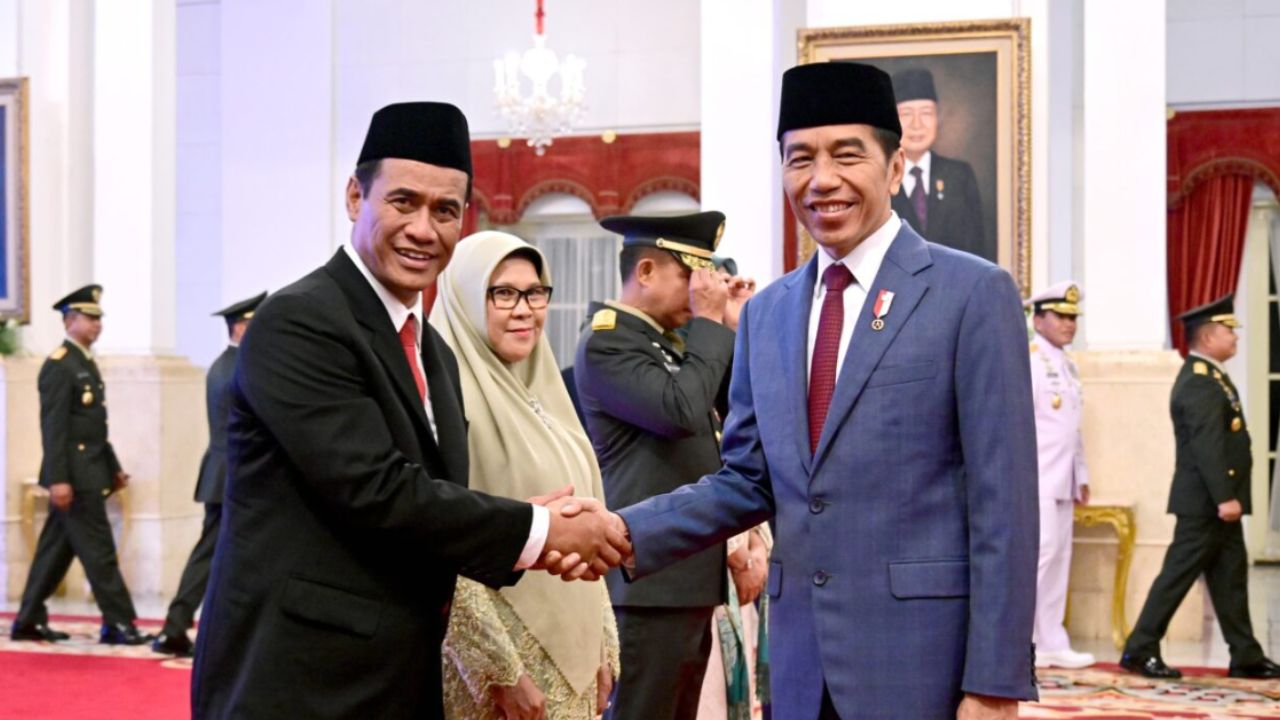 Presiden Jokowi melantik Andi Amran Sulaiman sebagai Menteri Pertanian Kabinet Indonesia Maju dalam sisa masa jabatan periode tahun 2019-2024, di Istana Negara, Jakarta, pada Rabu, 25/10/2023.