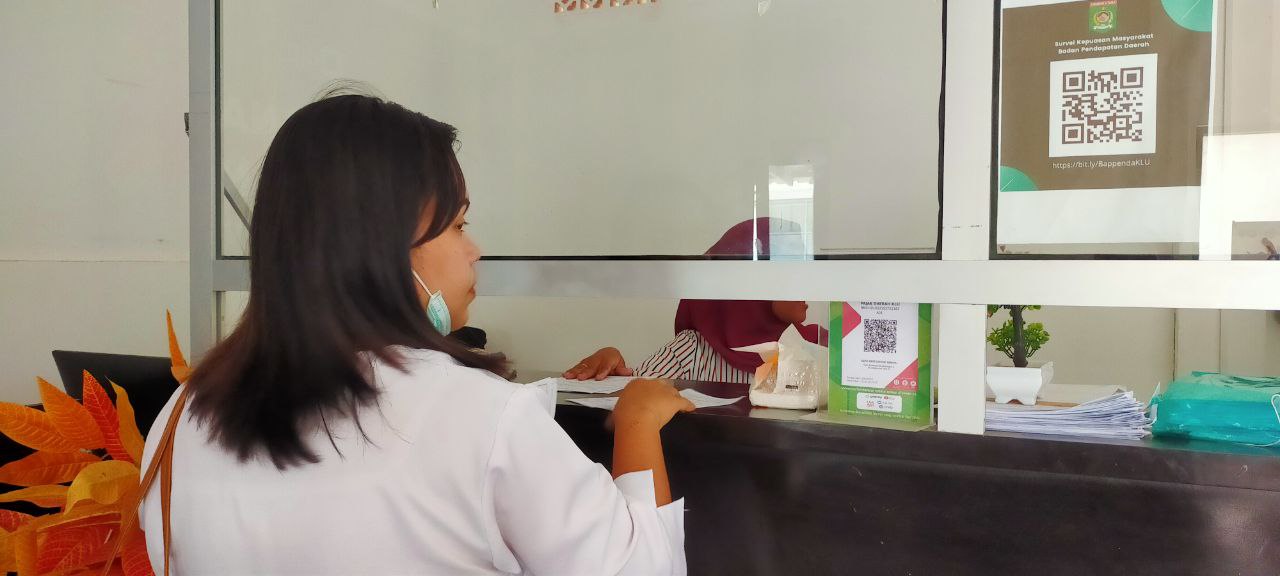 TUNAIKAN KEWAJIBAN: Seorang wajib pajak daerah melakukan pengurusan pajak daerah di Bapenda Lombok Utara, Rabu (25/10).(NURUL/LOMBOK POST)