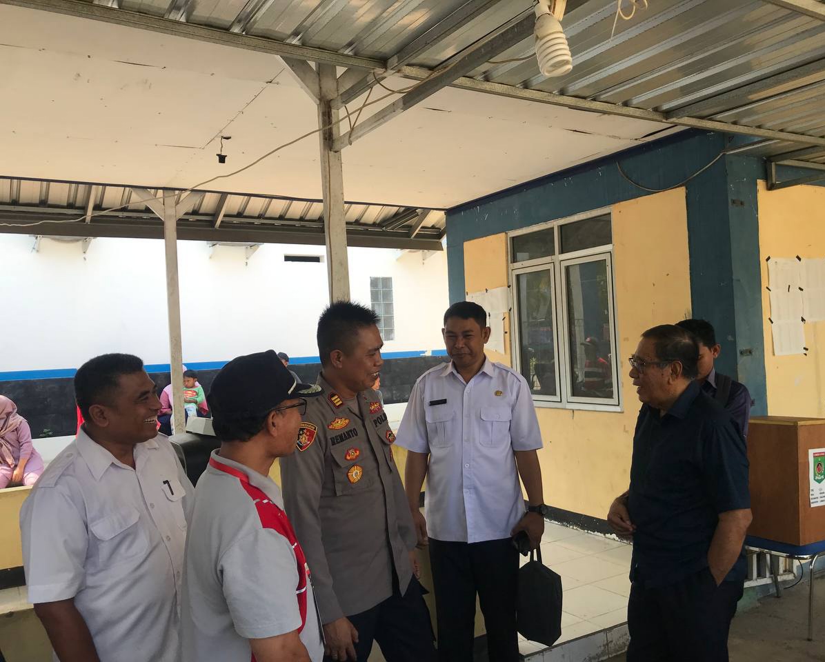 PANTAU PILKADES: Bupati Lombok Utara H Djohan Sjamsu (kanan) saat melakukan pemantauan langsung pelaksanaan Pilkades serentak di Desa Medana, Kecamatan Tanjung. (NURUL/LOMBOK POST)