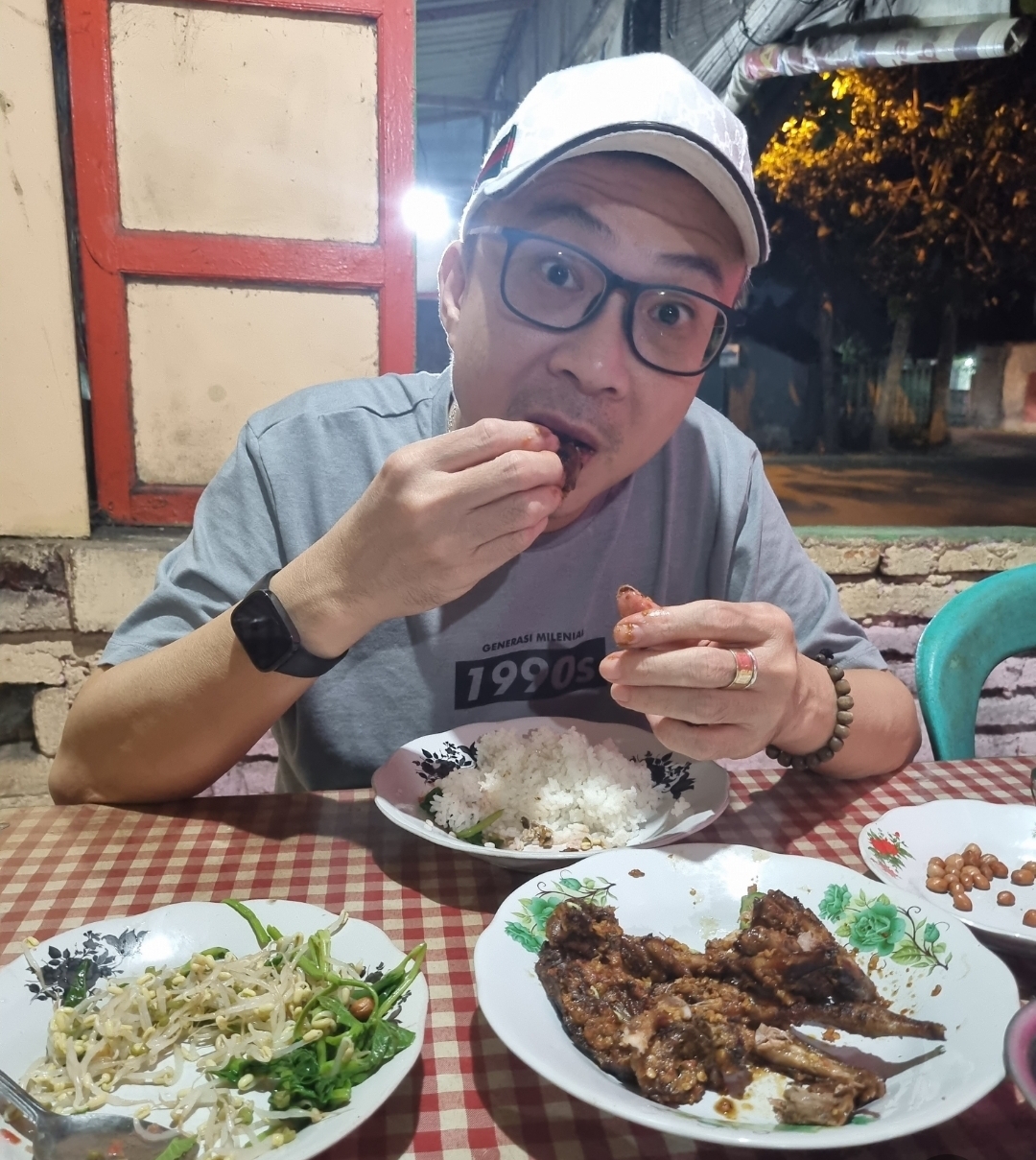 Salah satu penikmat ayam bakar taliwang Kedai Taliwang Pak Udin