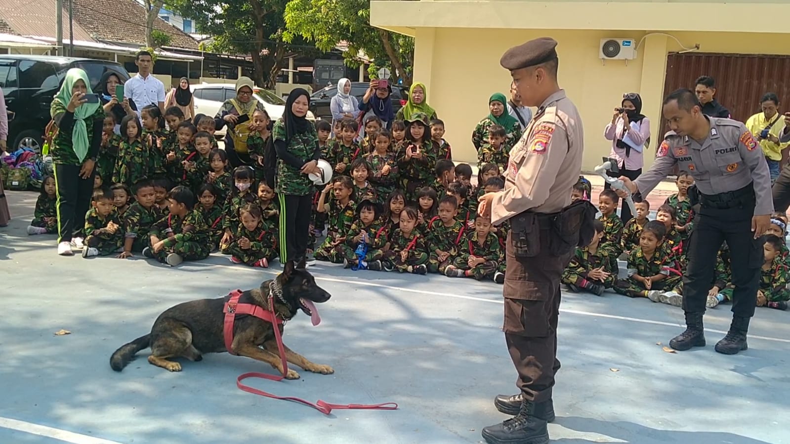 Personel Unit Satwa Ditsamapta Polda NTB memperkenalkan seekor anjing pelacak kepada murid TK.