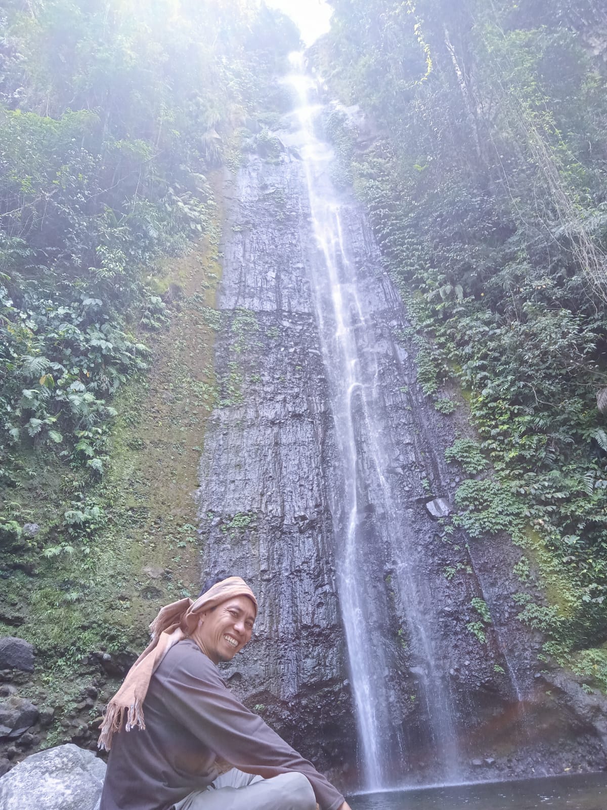 Air terjun yang satu ini terletak di Desa batu mekar kecamatan lingsar kabupaten lombok barat dan memiliki ketinggian sekitar 45 meter.