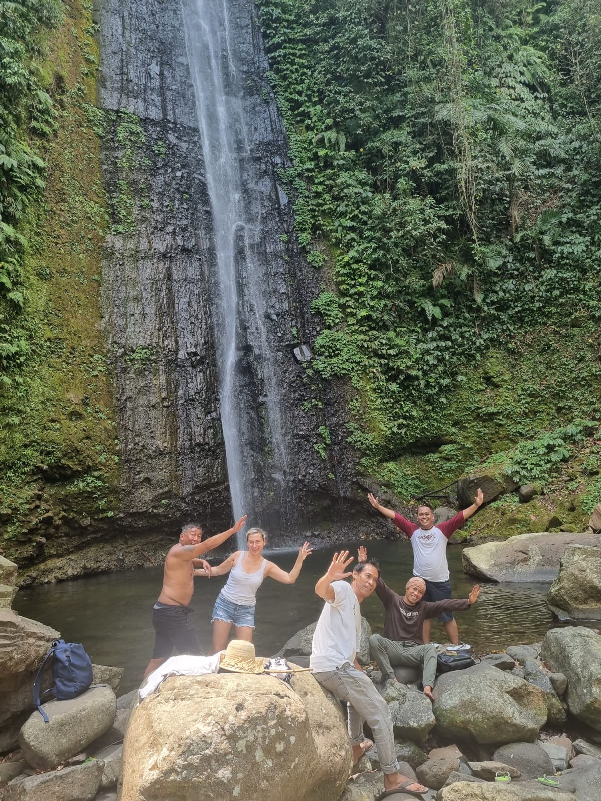 Wisatawan asing dan domestik saat sedang menikmati keindahan Air Terjun Timponan