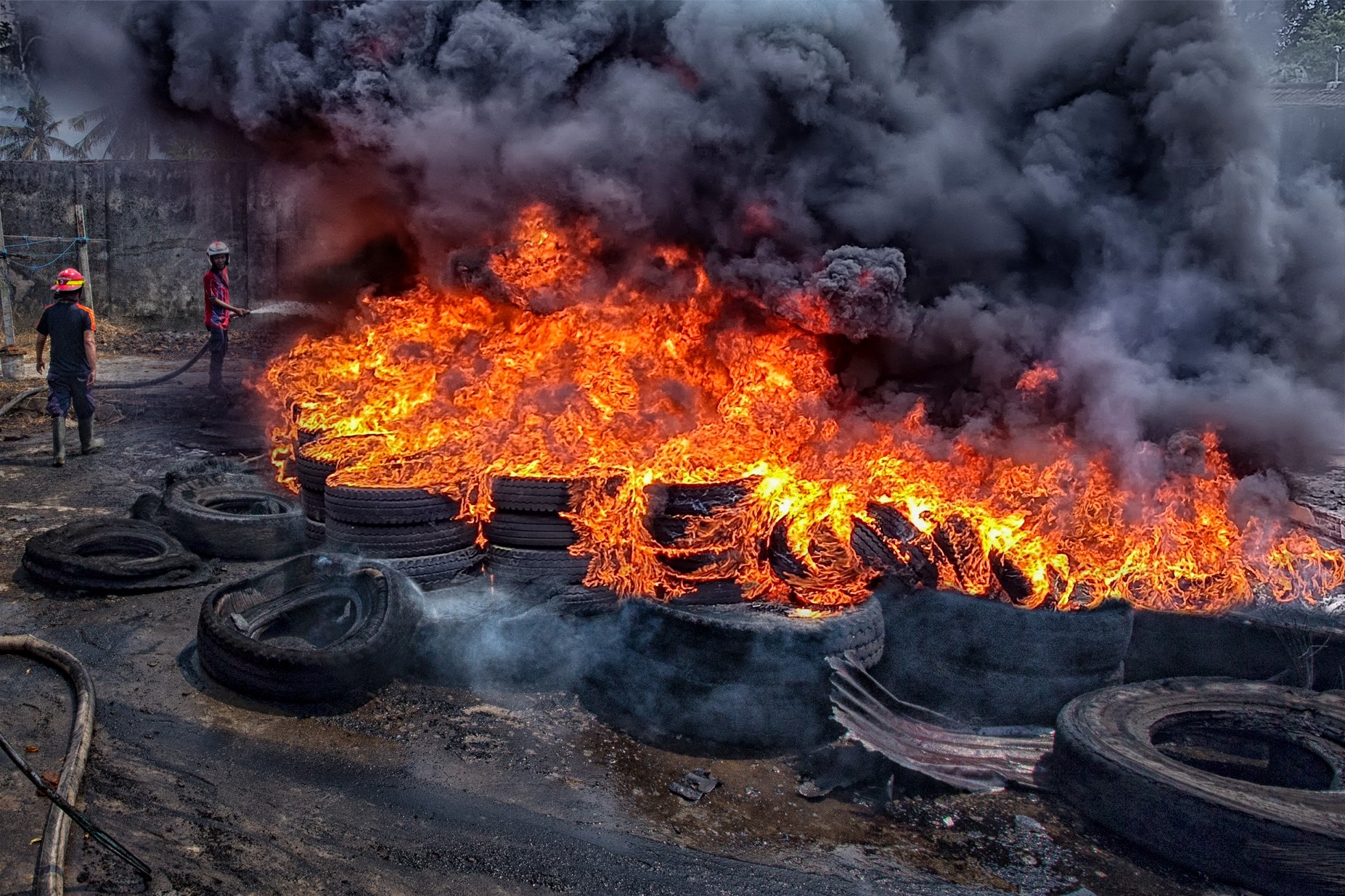 Api berkobar dengan asap hitam dari kebakaran yang terjadi di sebuah Gudang logistik di Jalan I Gusti Jelantik Gosa Nomor 5, Cakranegara, terbakar, kemarin (25/10).