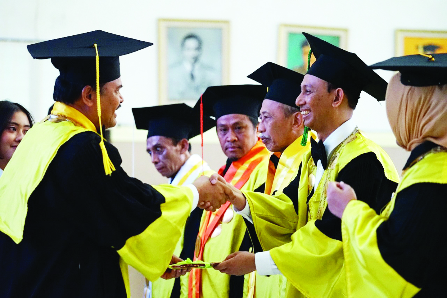 DIKUKUHKAN: Rektor Unram Prof Bambang Hari Kusumo mengukuhkan lima orang guru besar tetap Unram di Ruang Sidang Senat, Rektorat, Selasa (24/10) lalu.