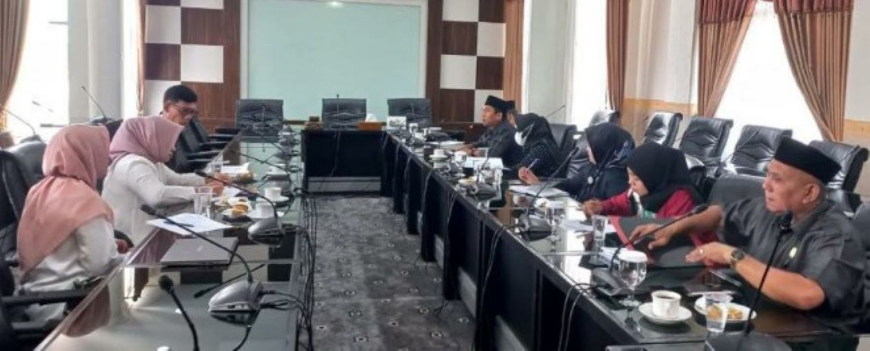 SERIUS: Rapat dengar pendapat komisi 1 dengan BKPSDM, Rabu (25/10).