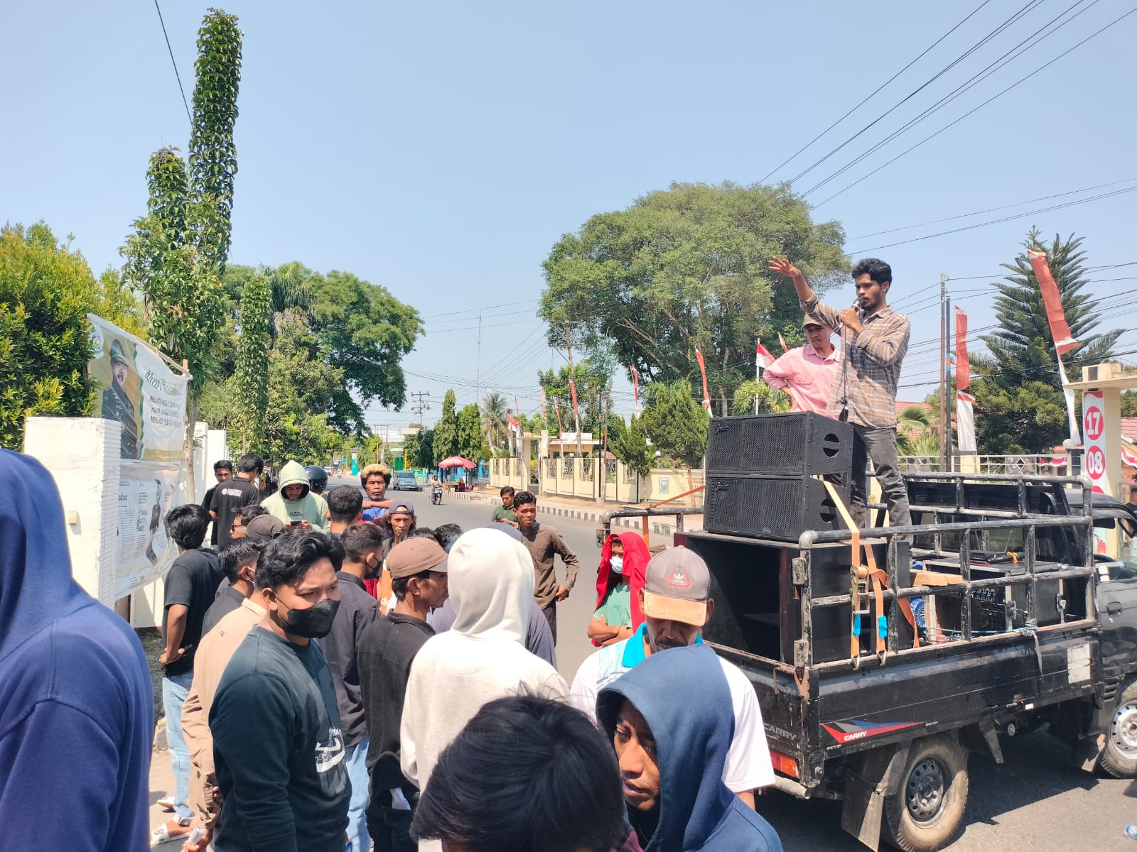 DEMO: Aliansi  Masyarakat Anti Korupsi menggelar aksi di depan Kejari Dompu, Kamis (26/10).(ISTIMEWA/LOMBOK POST)