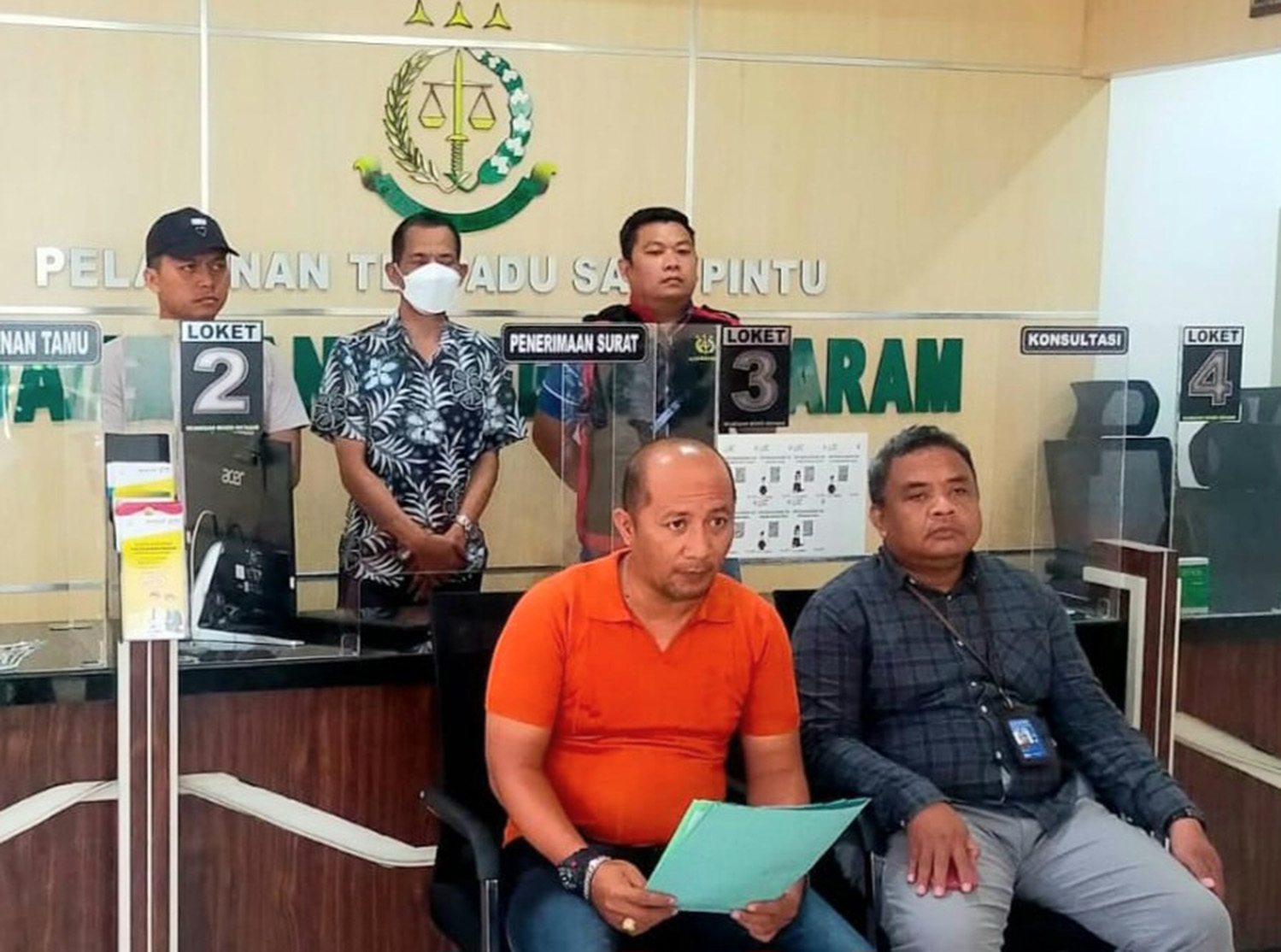 Buronan penggelapan pajak Mashud Yusuf (pakai masker) ditangkap Tim Tabur Kejari Mataram, Jumat (27/10).