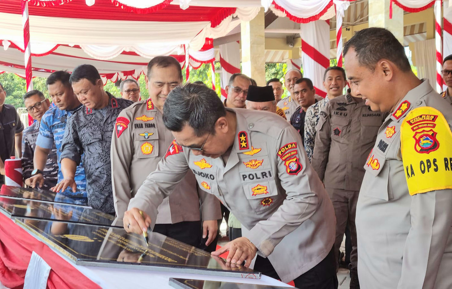 Kapolda NTB yang lama Irjen Pol Djoko Poerwanto menandatangani prasasti peresmian tujuh bangunan baru Polda NTB, Jumat (27/10).