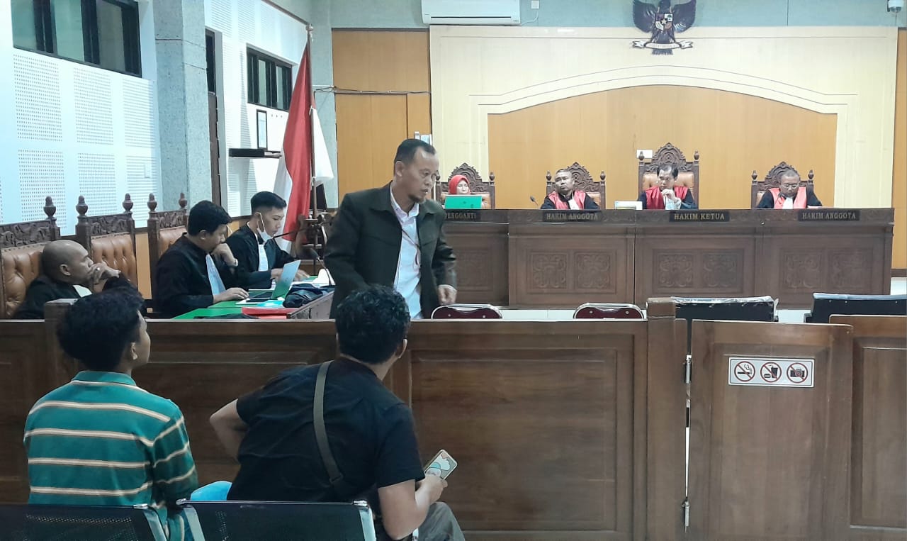 Saksi ahli dari LKPP Nosin saat memberikan keterangan ahli dalam lanjutan sidang perkara korupsi pengadaan alat metrologi Dinas Perindag Kabupaten Dompu di Pengadilan Tipikor Mataram, Kamis (26/10).