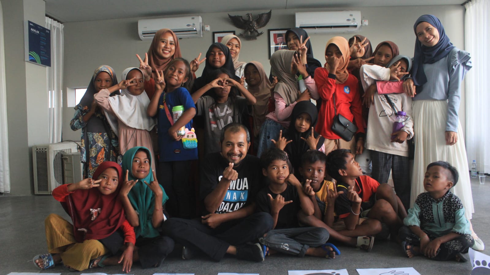 PEDULI PENDIDIKAN ANAK: Direktur RSA Ruli Ardiansyah foto bersama dengan anak-anak yang bermain sambil belajar di sekretariat RSA, Pelembak, Ampenan, Mataram, beberapa waktu lalu.
