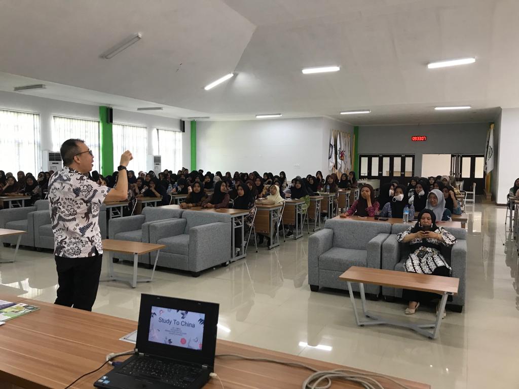 Ko Andre saat memberi wawasan kepada siswa-siswi kelas XII MAN 2 Model Mataram tentang program beasiswa kuliah di Taiwan dan Tiongkok, Kamis (26/10/2023)