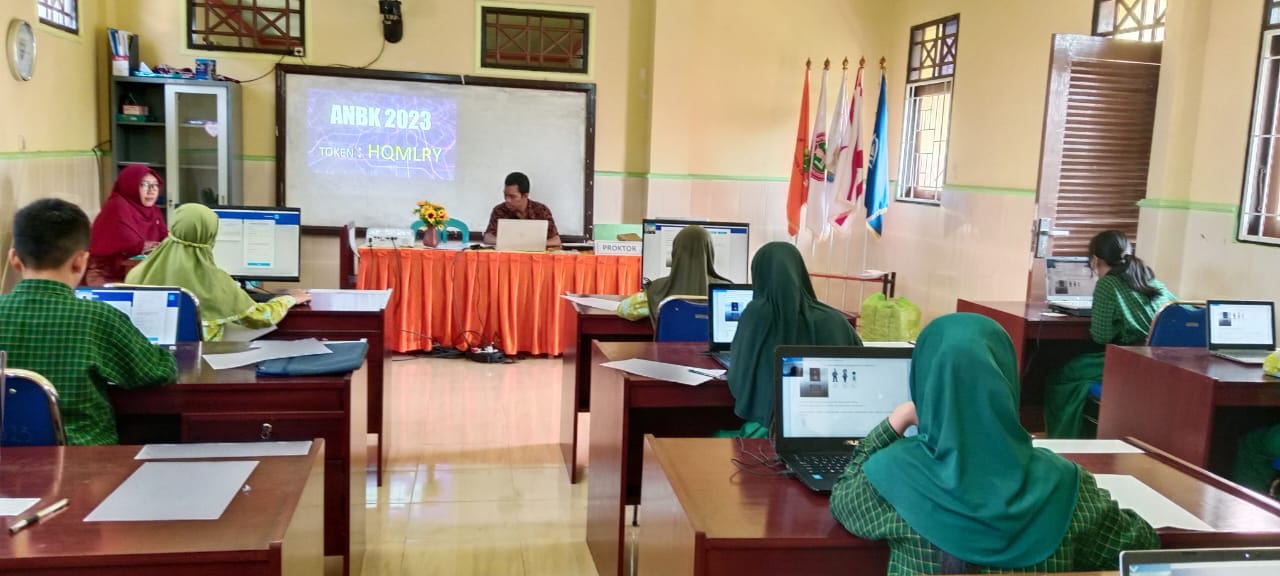 SERIUS: Para murid SDN 1 Ampenan melaksanakan ANBK di sekolah setempat, Kamis (26/10)