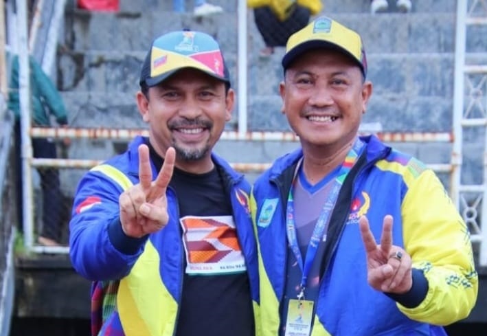 SUPPORT ATLET: Ketua KONI Dompu Kader Jaelani berfoto bersama Sekretaris KONI Dompu Zainal Afrodi.(ABDUL MUIS/LOMBOK POST)