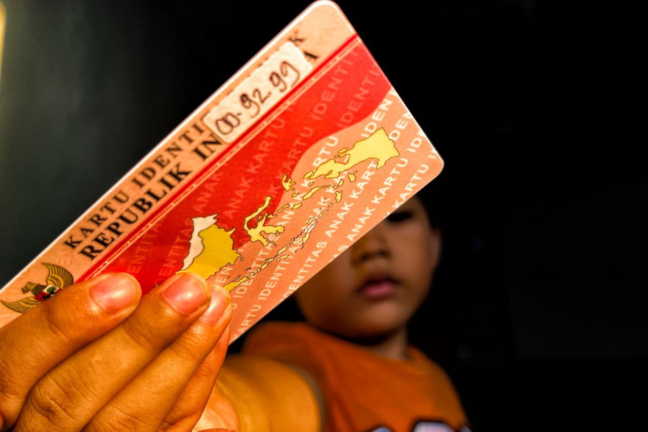 Seorang anak menunjukkan KIA miliknya.