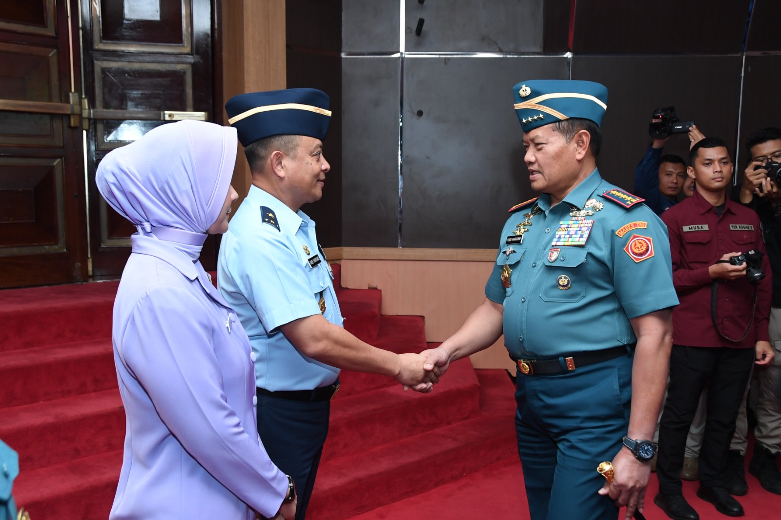 Panglima TNI Laksamana TNI Yudo Margono memberi ucapan selamat kepada Marsma TNI Arief Hartono yang didampingi istri Alfia Bibi, Kamis (26/10).