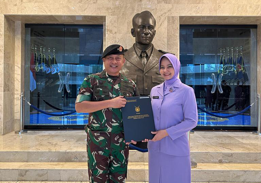 Marsma TNI Arief Hartono didampingi istri Alfia Bibi.