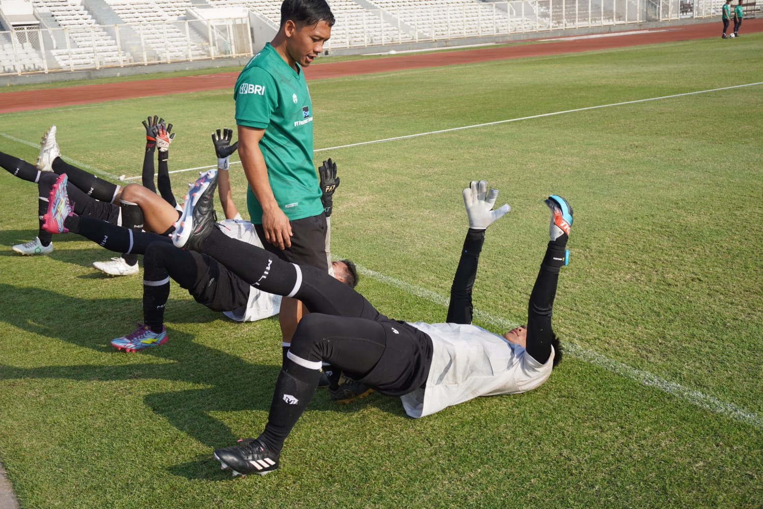 SUKSES: Measure Timnas Sepak Bola Muhammad Akhyar mengawasi kiper timnas saat latihan untuk menjaga kebugaran di Jakarta, beberapa waktu lalu.