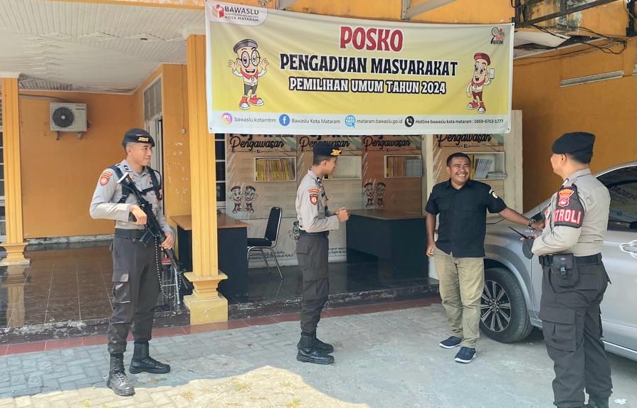 Satgas Preventif Operasi Mantap Brata Rinjani 2023-2024 Polresta Mataram melakukan patroli ke salah satu kantor peyelenggaraan pemilu, Sabtu (28/10).