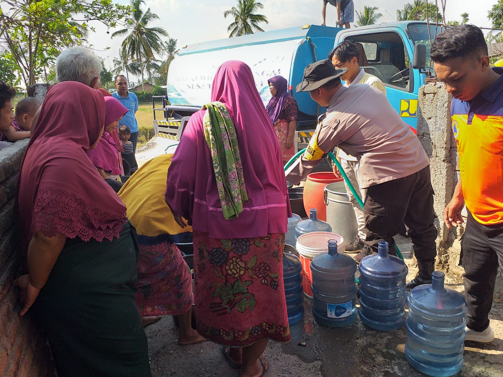 Polsek Jonggat menyalurkan air bersih kepada warga di Dusun Paok Naning, Desa Barejulat, Lombok Tengah, Minggu (29/10).
