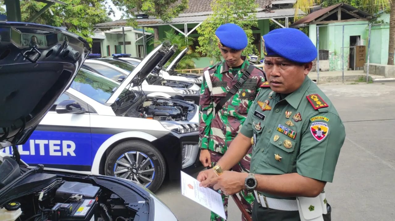 Dandenpom IX/2 Mataram Letkol CPM Ahmad Suraidy mengecek kelengkapan kendaraan personelnya, Senin (30/10).