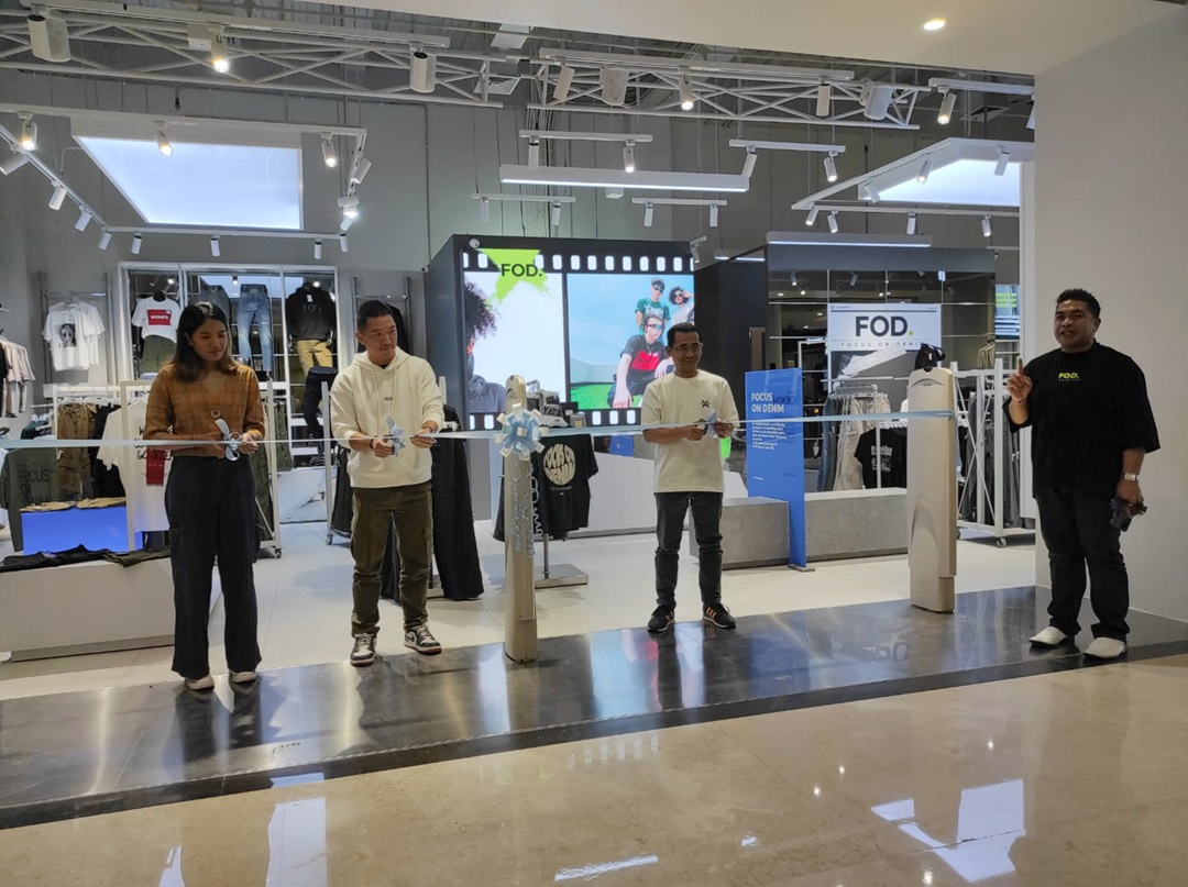 GRAND OPENING: Managing Director Focus On Denim (FOD) Albert Tjandra (dua kiri) dan Tenant Coordinator Manager LEM Dadit Ujayana (dua kanan) saat grand opening, Sabtu (28/10).(FERIAL/LOMBOK POST)